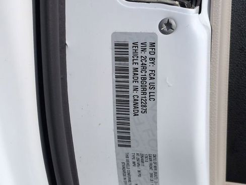 Used 2024 Chrysler Pacifica Touring-L FWD image 33
