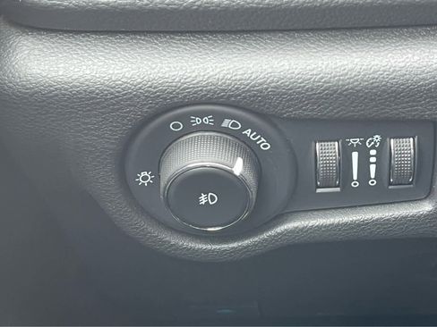 Used 2023 Chrysler Pacifica Touring-L w/ Uconnect Theater Family Group image 18