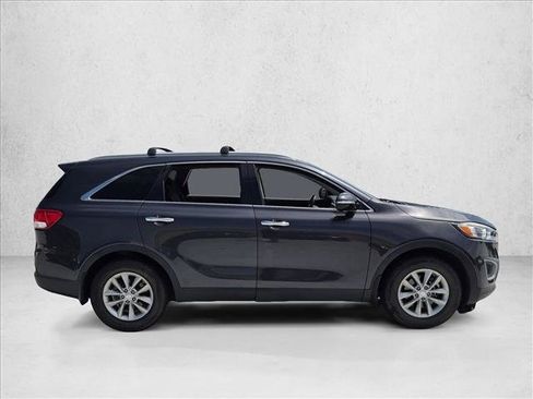 Used 2017 Kia Sorento FWD w/ LX Convenience Package image 4