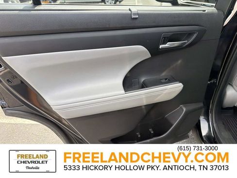 Used 2021 Toyota Highlander XLE FWD image 16