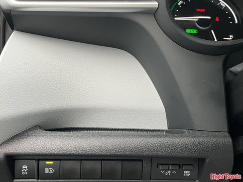 Certified 2026 Toyota Sienna XLE FWD image 33