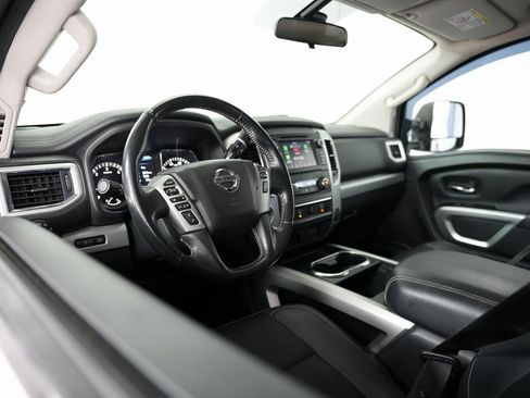 Used 2019 Nissan Titan PRO-4X image 6