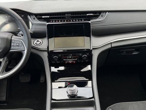 New 2025 Jeep Grand Cherokee Altitude image 11