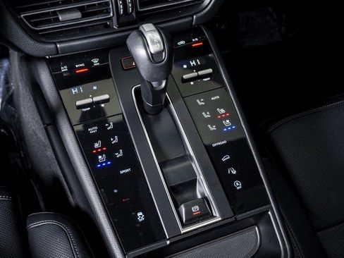 Certified 2024 Porsche Macan w/ Premium Plus Package image 24