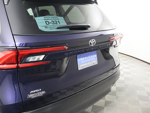 Used 2024 Toyota Grand Highlander AWD image 15