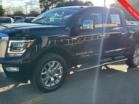 Used 2020 Nissan Titan SL w/ Moonroof Package image 3