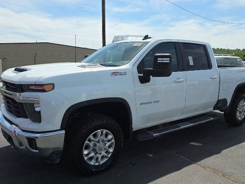 Used 2025 Chevrolet Silverado 2500 LT AWD/4WD image 4