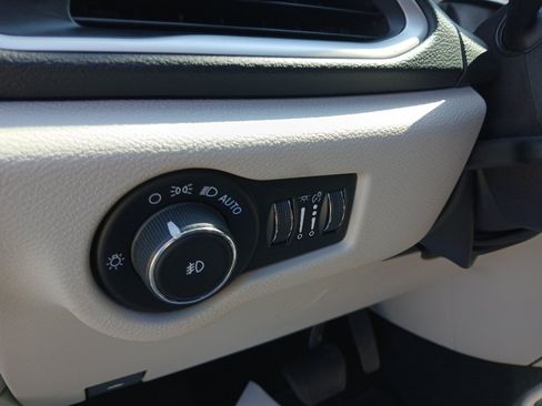 Used 2023 Chrysler Pacifica Touring-L FWD image 12