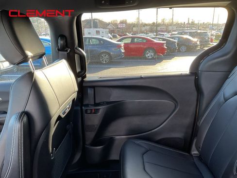 New 2026 Chrysler Pacifica Select image 18