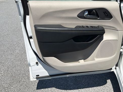 Used 2023 Chrysler Pacifica Touring-L FWD image 10