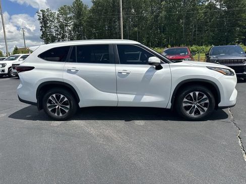 Used 2024 Toyota Highlander XLE FWD image 9