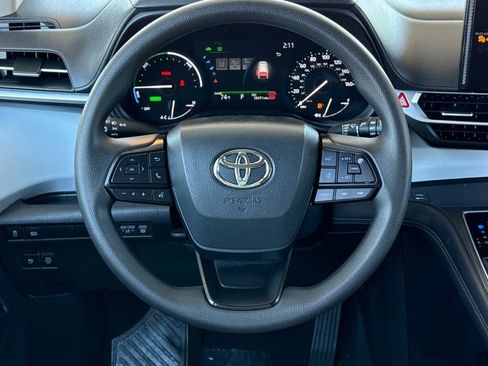 Used 2025 Toyota Sienna LE image 21