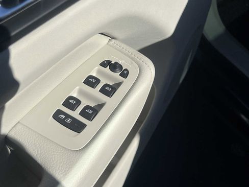 Used 2022 Volvo XC60 B5 Momentum w/ Advanced Package image 19