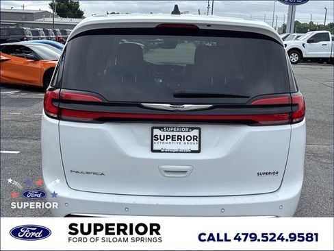 Used 2024 Chrysler Pacifica Touring-L FWD image 5
