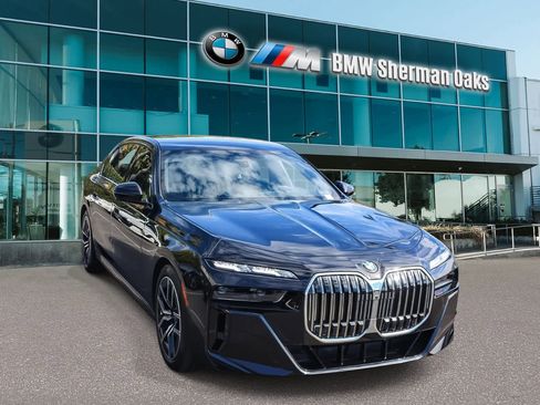 Certified 2026 BMW 740i RWD image 3