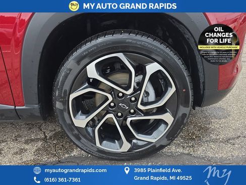 Used 2025 Chevrolet Trax RS FWD image 32