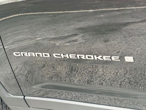 Used 2025 Jeep Grand Cherokee Laredo X image 13