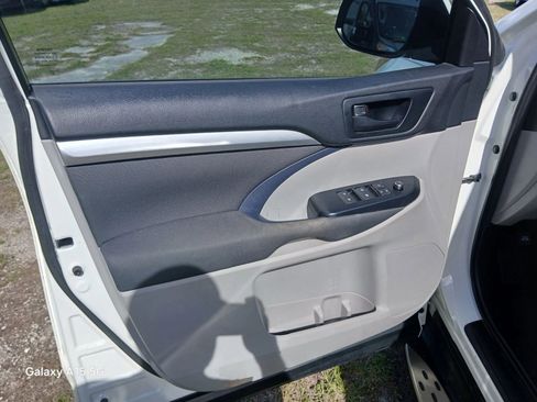 Used 2018 Toyota Highlander LE FWD image 11