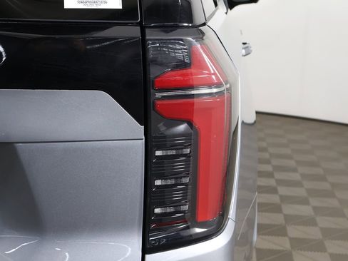 Used 2025 Chevrolet Tahoe Z71 AWD/4WD image 19