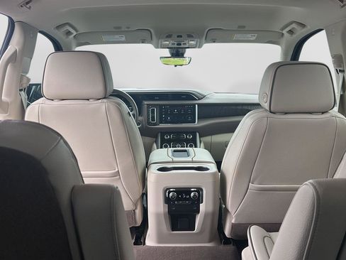 Used 2022 GMC Yukon Denali w/ Advanced Technology Package AWD/4WD image 32