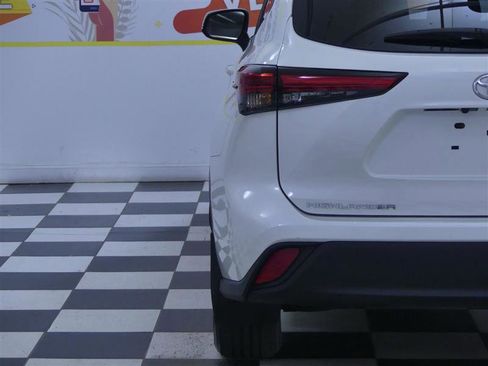 Used 2021 Toyota Highlander XLE AWD/4WD image 32