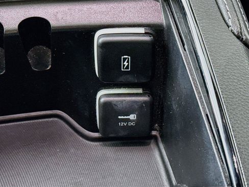 Used 2025 Chrysler Pacifica Limited FWD image 45