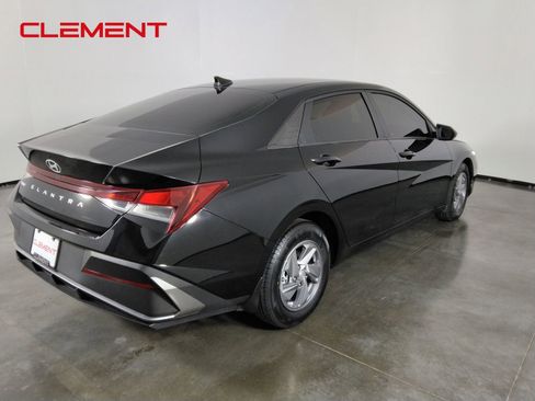 Used 2025 Hyundai Elantra SE FWD image 4