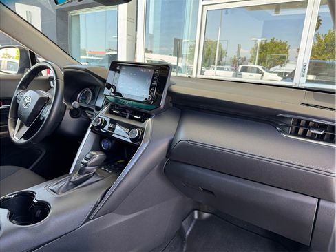 Used 2021 Toyota Venza LE w/ Carpet Mat Package (TMS) AWD/4WD image 21