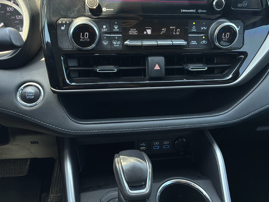 Used 2022 Toyota Highlander XLE FWD image 18