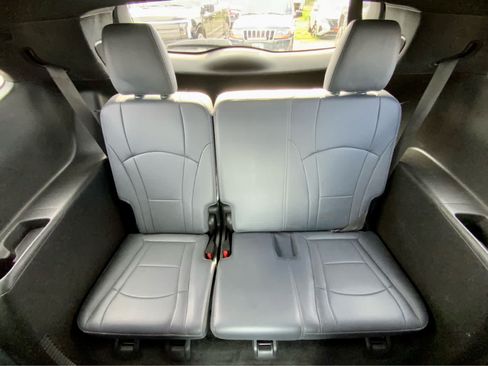 Used 2022 Buick Enclave Premium AWD/4WD image 27