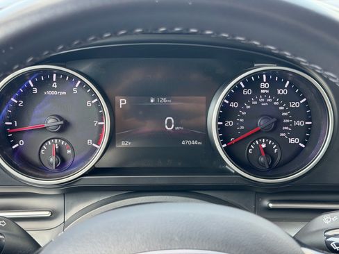 Used 2023 Kia Carnival LX FWD image 16