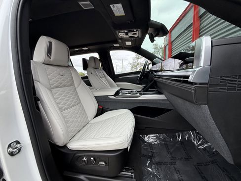 Used 2025 Cadillac Escalade ESV V image 20