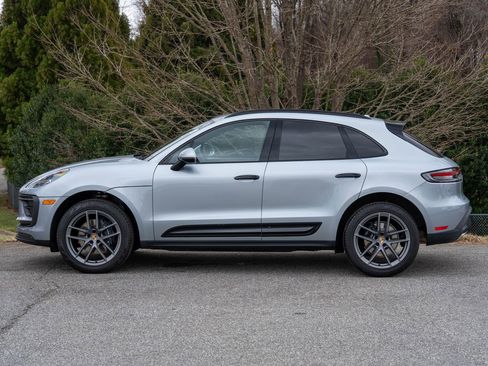 Certified 2025 Porsche Macan image 2
