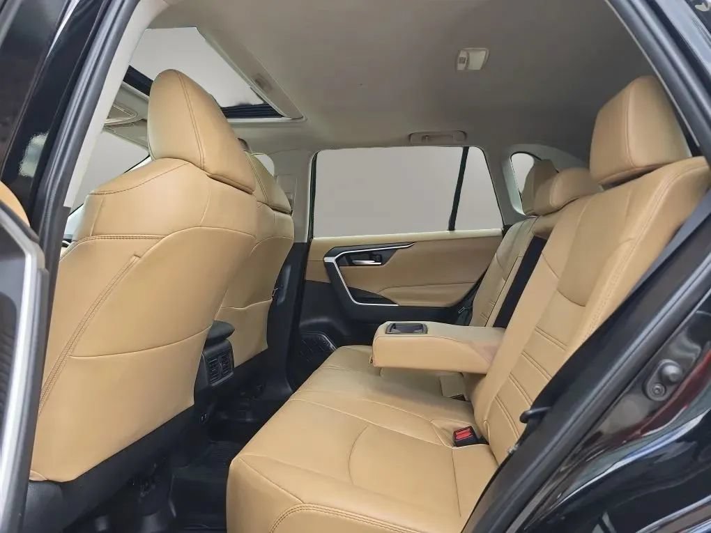 Used 2021 Toyota RAV4 XLE Premium AWD/4WD image 41