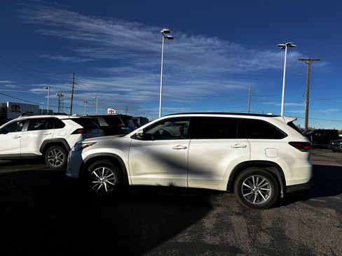 Used 2018 Toyota Highlander SE image 2