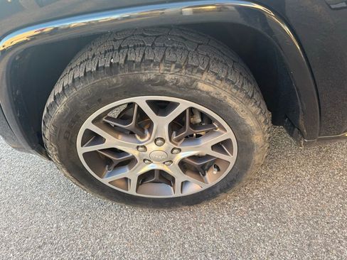 Used 2018 Jeep Grand Cherokee Limited image 10