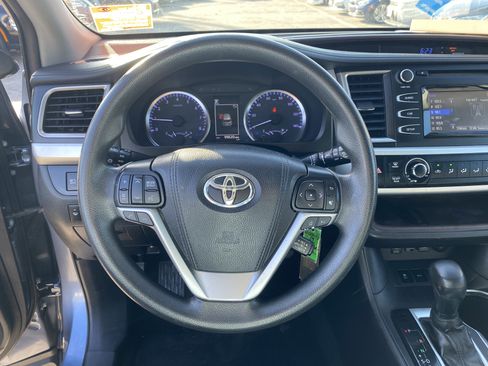 Used 2019 Toyota Highlander LE w/ Carpet Mat Package (TMS) FWD image 12