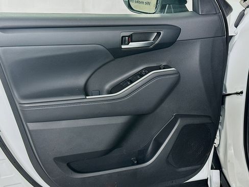 Used 2025 Toyota Highlander XLE image 15