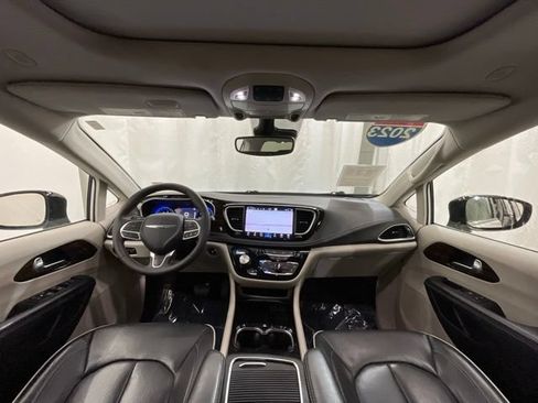 Used 2023 Chrysler Pacifica Limited FWD image 16