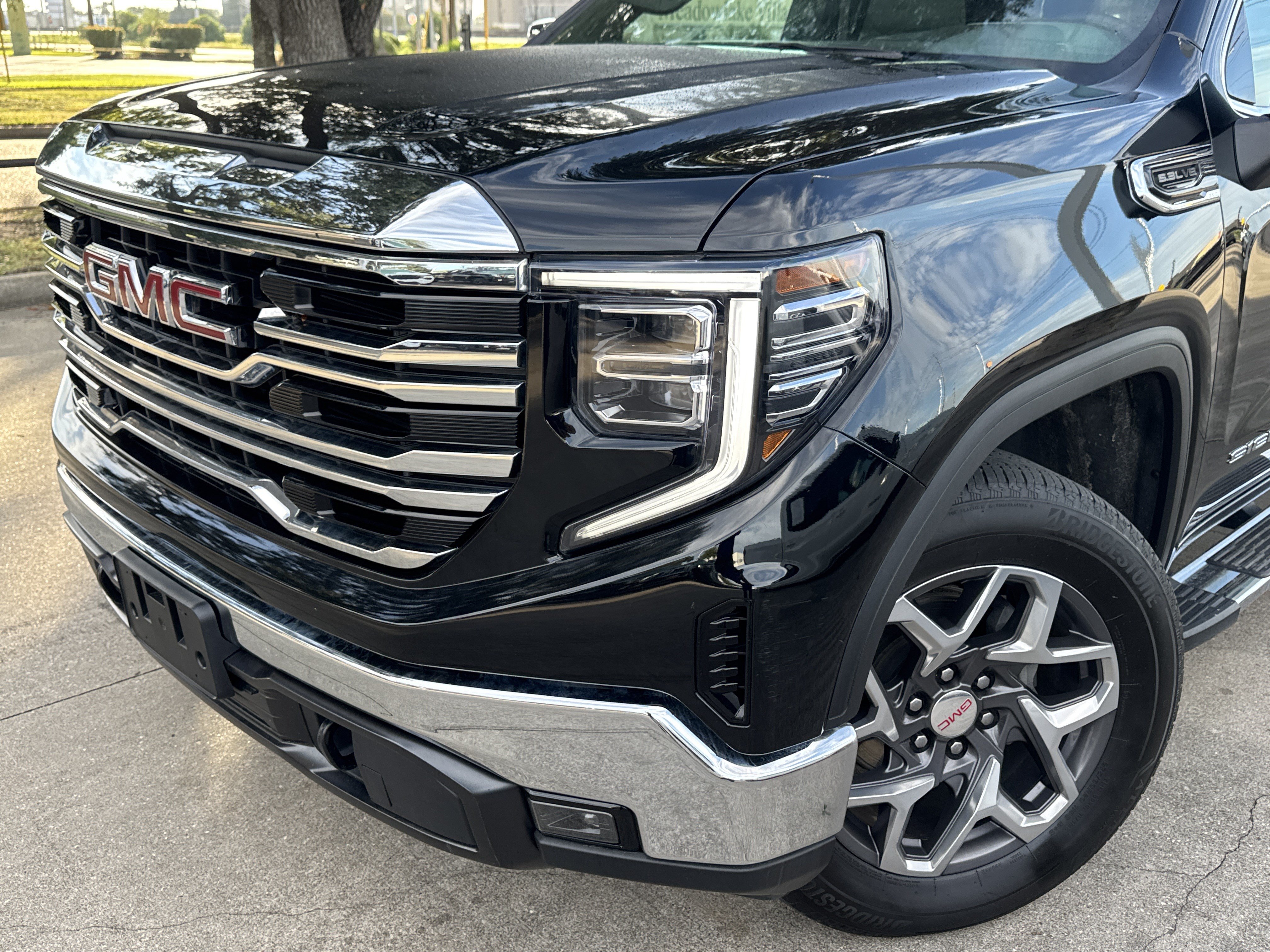 Used 2023 GMC Sierra 1500 SLT w/ SLT Premium Package AWD/4WD image 2