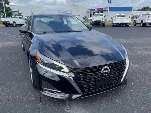Used 2024 Nissan Altima 2.5 S FWD image 3