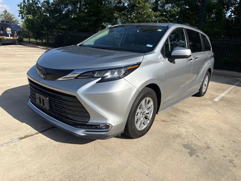 Used 2021 Toyota Sienna XLE FWD image 8