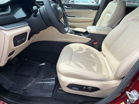 Used 2024 Jeep Grand Cherokee L Limited w/ Black Appearance Package image 16