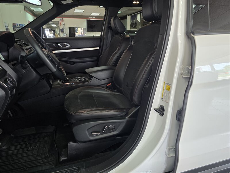 Used 2018 Ford Explorer XLT w/ Equipment Group 202A AWD/4WD image 9