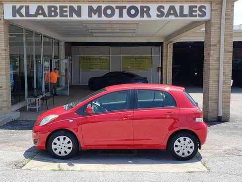 Used 2010 Toyota Yaris 4-Door Hatchback FWD image 2