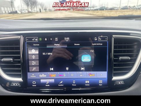 Used 2025 Chrysler Pacifica Select image 13
