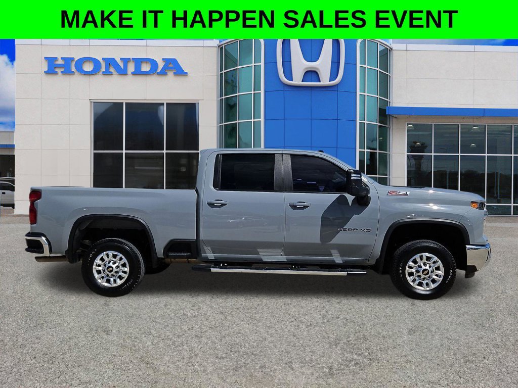 Used 2024 Chevrolet Silverado 2500 LT w/ Convenience Package AWD/4WD image 2