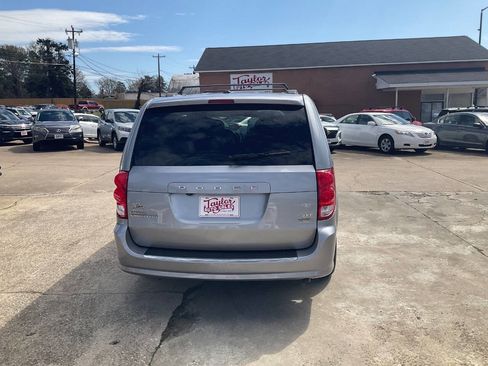 Used 2019 Dodge Grand Caravan SXT image 4