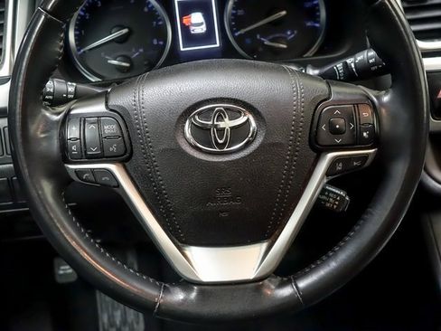 Used 2019 Toyota Highlander XLE image 16