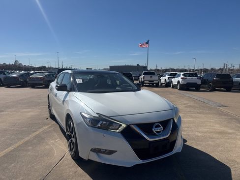 Used 2017 Nissan Maxima Platinum w/ Interior Lighting Package image 2